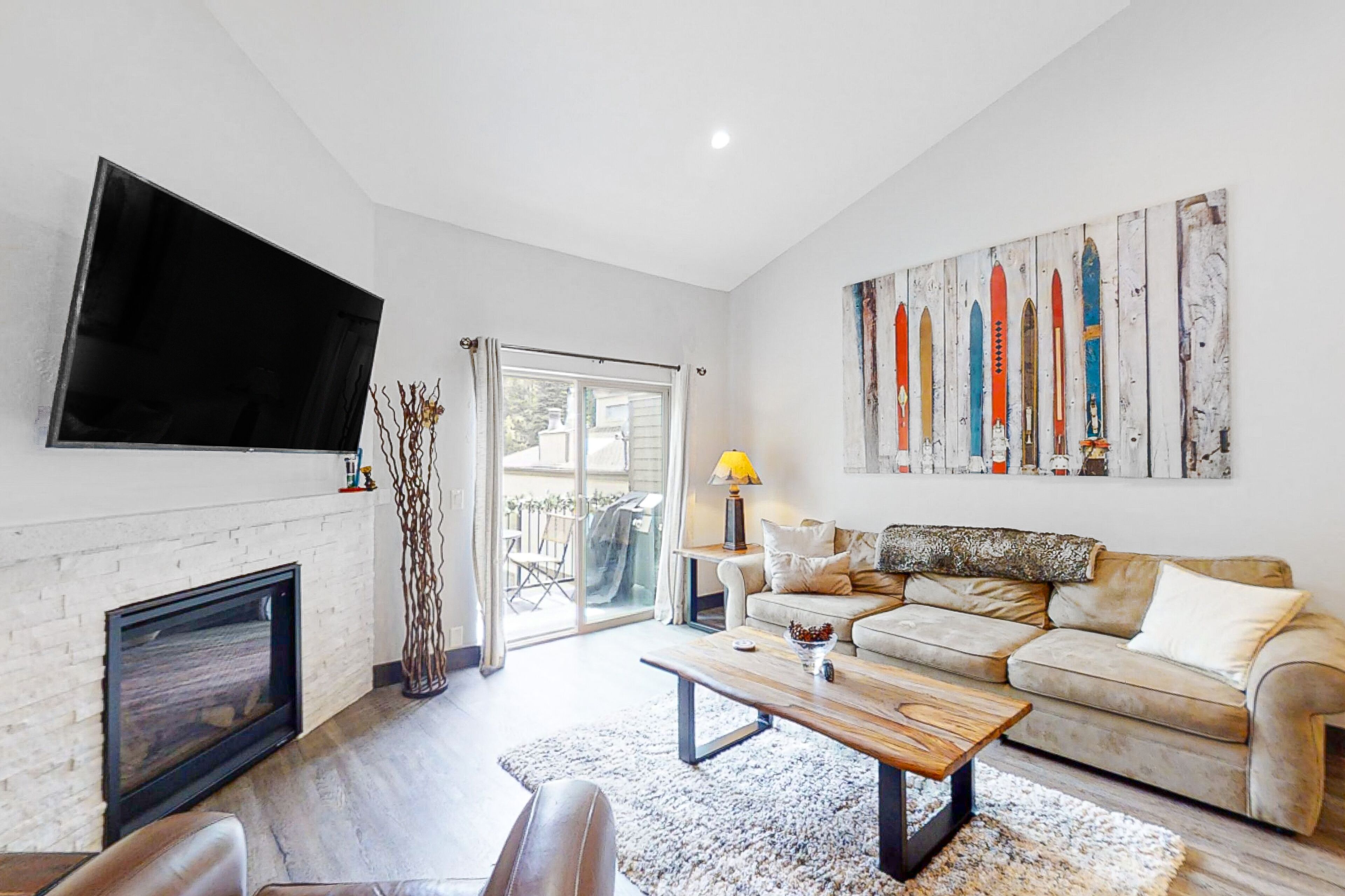 Creekside townhome on the ski shuttle route with gas fireplace