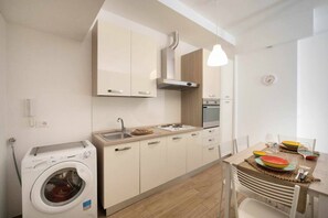 Refrigerador, horno, parrilla de estufa y utensilios de cocina 