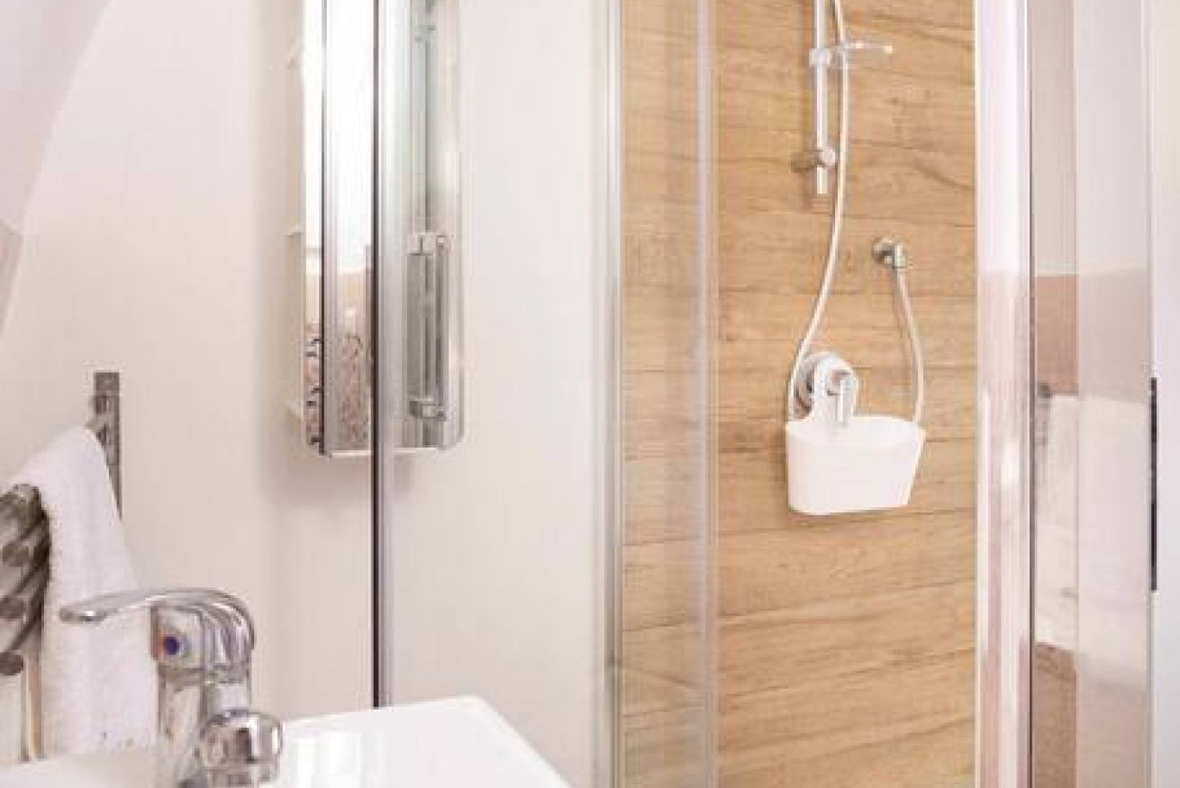 Dusche, Haartrockner, Handtücher, Shampoo