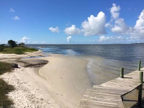 Plage, chaises longues
