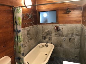 Badewanne, Handtücher, Seife, Toilettenpapier