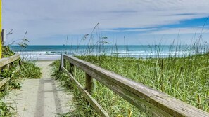 Beach nearby, sun-loungers, beach towels - ***Rooftop Oceanview Beach House (Cocoa Beach)