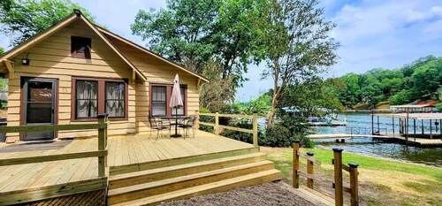 10 Minutes To Oaklawn - Two Bedroom #5 Right At The Water's Edge