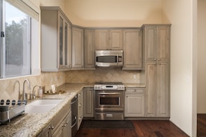 Kjøleskap, mikrobølgeovn, ovn og kokeplater