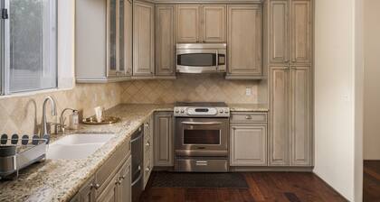 Scottsdale PV Huge Guest House, fully livable, with a private basketball court