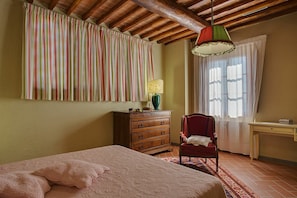 10 quartos, ferros/tábuas de passar roupa, berço de viagem