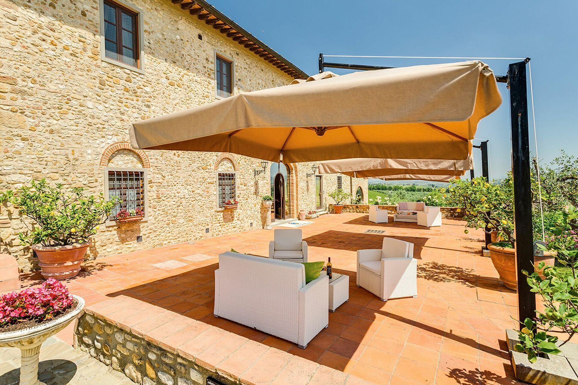 Plante, Propriété, Bâtiment, Ciel, Fenêtre, Pot De Fleur, Ombre, Mobilier De Jardin, Zone Résidentielle, Paysage