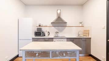 Frigorífico, microondas, horno y lavavajillas