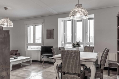Apartment in front of Bilbao River, next to metro
