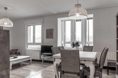 Apartment in front of Bilbao River, next to metro