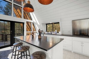 Jääkaappi, mikroaaltouuni, uuni, liesi