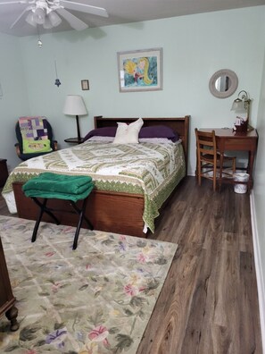 3 bedrooms, desk, iron/ironing board, travel cot - Old Florida Living (Palm Bay)