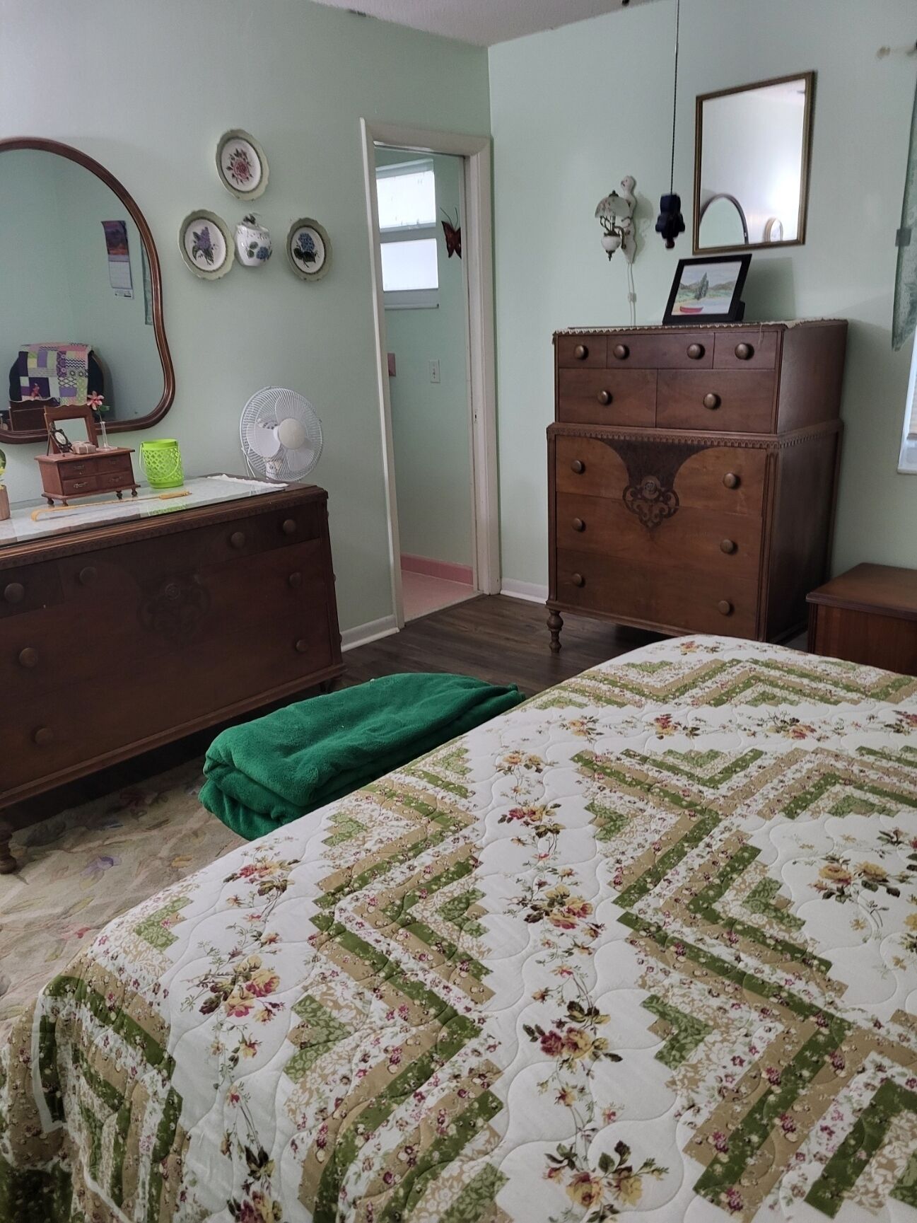 3 bedrooms, desk, iron/ironing board, travel crib