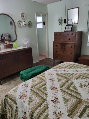 3 chambres, bureau, fer et planche à repasser, lit parapluie