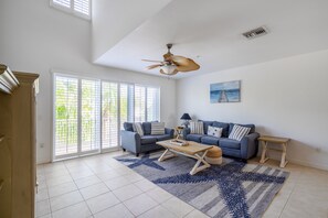 TV connectée, espaces bureaux, écrans d'ordinateur, imprimantes