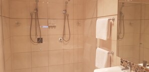 Shower, hair dryer, towels, soap - Adelphi Apartment 6A (Echuca)