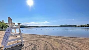 Una spiaggia nelle vicinanze, lettini da mare, teli da spiaggia