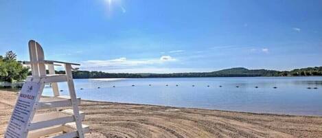 Beach nearby, sun loungers, beach towels