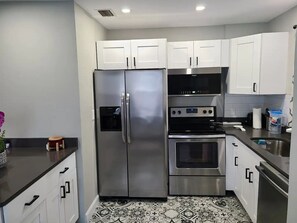 Refrigerador, microondas, horno y parrilla de estufa 