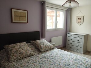 1 habitación, tabla de planchar con plancha y cuna de viaje