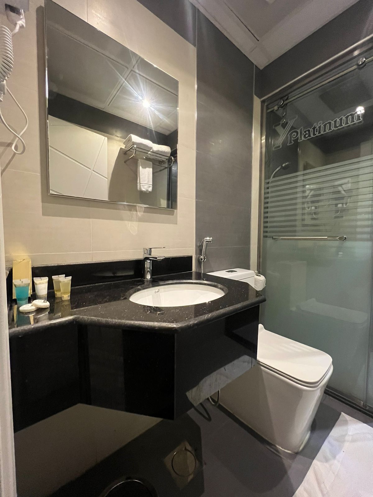 triple room | bathroom | towels