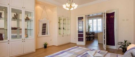 3 bedrooms, iron/ironing board, WiFi, bed sheets