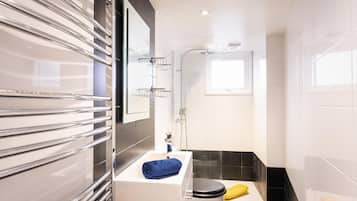 Douche, sèche-cheveux, serviettes fournies, savon