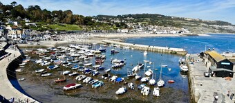 Idyllic retreat with sea views and spacious terrace overlooking Lyme Bay