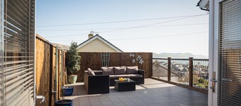 Idyllic retreat with sea views and spacious terrace overlooking Lyme Bay