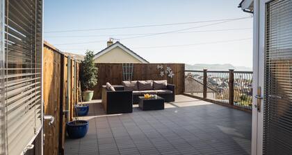 Idyllic retreat with sea views and spacious terrace overlooking Lyme Bay