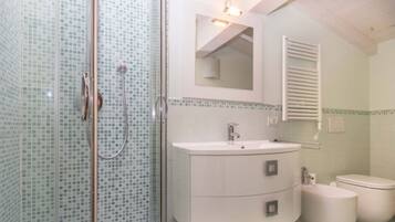 Douche, sèche-cheveux, serviettes fournies
