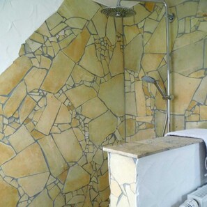 Een douche, een haardroger, handdoeken, toiletpapier