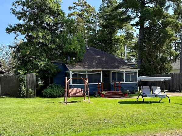 Children’s area - Weisel Cabin - Nostalgic Cabin located within walk (La Pointe)