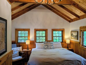 3 bedrooms, WiFi, bed sheets - Valhalla - Quaint Cabin with Lake Superior Access and Sweeping Views! (La Pointe)