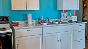 Een koelkast, een microgolfoven, een oven, een kookplaat