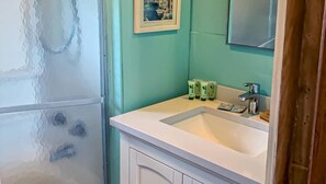 Bathtub, towels
