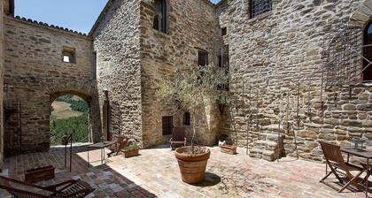 Villa Cenobio A: A characteristic and welcoming apartment that is part of an ancient country house made of stone, with Free WI-FI.