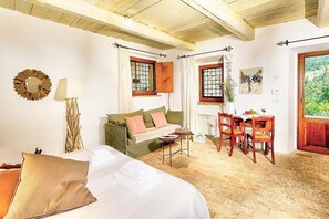 Iron/ironing board, free WiFi, bed sheets