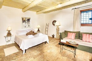 Tabla de planchar con plancha, wifi gratis y ropa de cama 