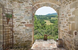 Terrace/patio - Villa Cenobio D: A characteristic and welcoming apartment that is part of an ancient country house made of stone, with Free WI-FI. (Umbertide)