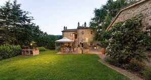 Exterior - Villa Cenobio D: A characteristic and welcoming apartment that is part of an ancient country house made of stone, with Free WI-FI. (Umbertide)