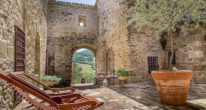 Villa Cenobio D: A characteristic and welcoming apartment that is part of an ancient country house made of stone, with Free WI-FI.