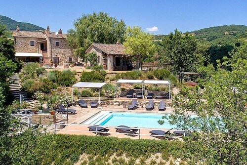 Villa Cenobio E: A characteristic and welcoming apartment that is part of an ancient country house made of stone, with Free WI-FI.