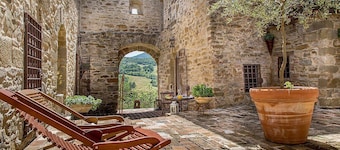 Villa Cenobio E: A characteristic and welcoming apartment that is part of an ancient country house made of stone, with Free WI-FI.