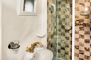 Douche, sĂšche-cheveux, serviettes fournies