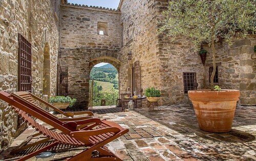 Villa Cenobio G: A characteristic and welcoming two-story apartment that is part of an ancient country house made of stone, with Free WI-FI.