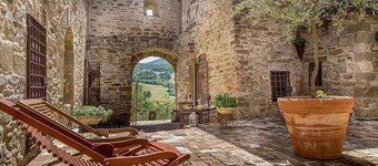 Villa Cenobio G: A characteristic and welcoming two-story apartment that is part of an ancient country house made of stone, with Free WI-FI.