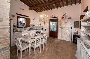 Ofen, Herdplatte, Geschirrspüler, Wasserkocher mit Kaffee-/Teezubehör