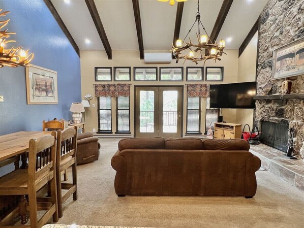 Living area - Pachanga - B4 - Recentely Renovated (Ruidoso)