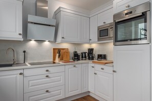 Geladeira, micro-ondas, fogão, lava-louças